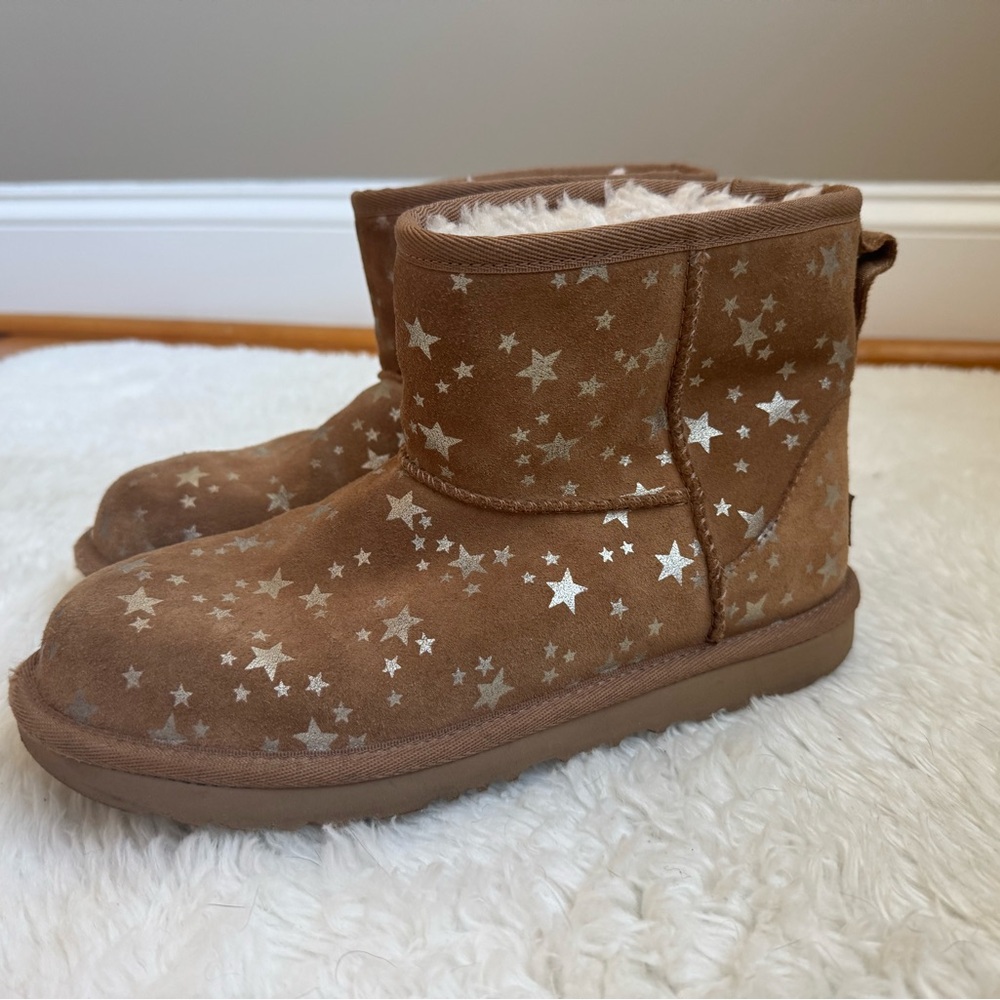 Kids UGG Mini II Stars Suede Shearling Lined Boots (Chestnut & Silver) - Picture 2 of 4